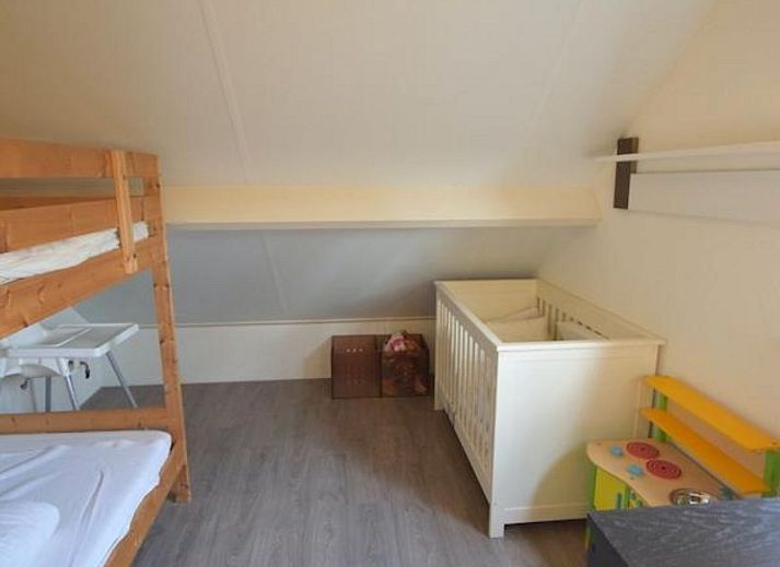 Modernes Wohnzimmer des Ferienhauses VZ1174 in Oostkapelle mit Blick auf den Garten.