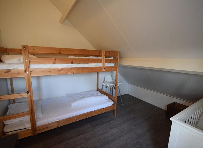 Modernes Wohnzimmer des Ferienhauses VZ1174 in Oostkapelle mit Blick auf den Garten.