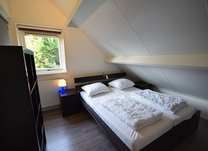 Modernes Wohnzimmer des Ferienhauses VZ1174 in Oostkapelle mit Blick auf den Garten.