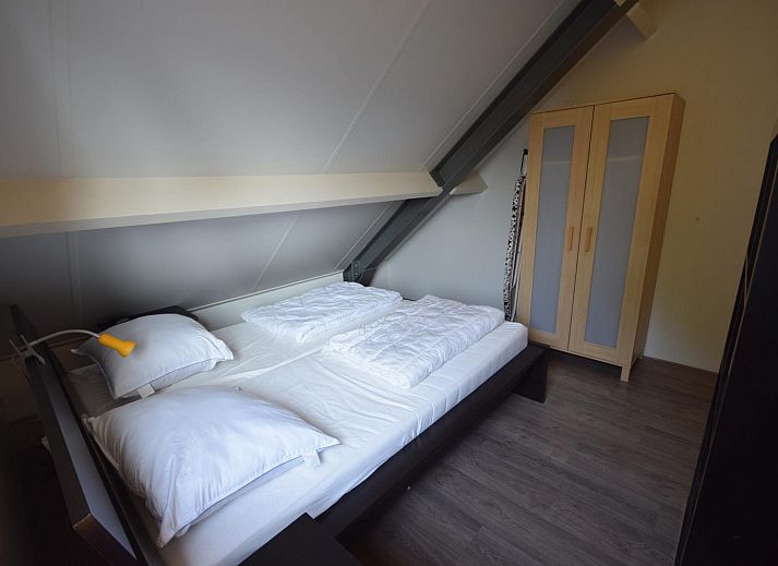 Modernes Wohnzimmer des Ferienhauses VZ1174 in Oostkapelle mit Blick auf den Garten.