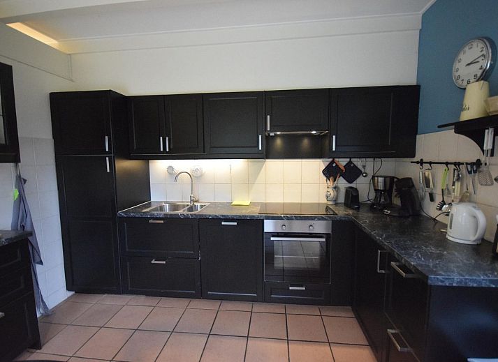 Terrace of VZ1157 Detached very spacious vacation home in Oostkapelle with parasol and garden view.