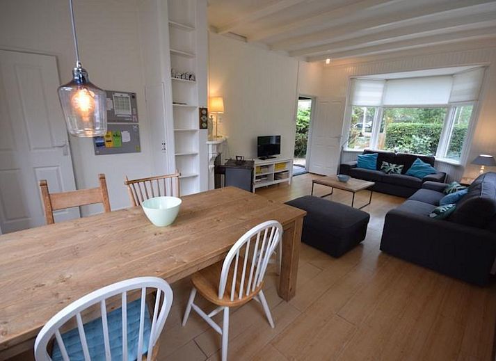 Geraeumiger Garten im Ferienhaus VZ1158 in Oostkapelle, Walcheren, mit Terrasse und gruener Umgebung.