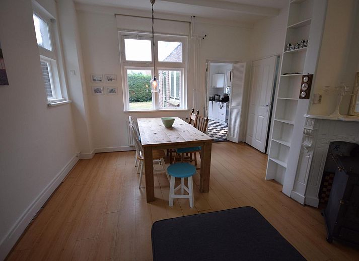 Geraeumiger Garten im Ferienhaus VZ1158 in Oostkapelle, Walcheren, mit Terrasse und gruener Umgebung.