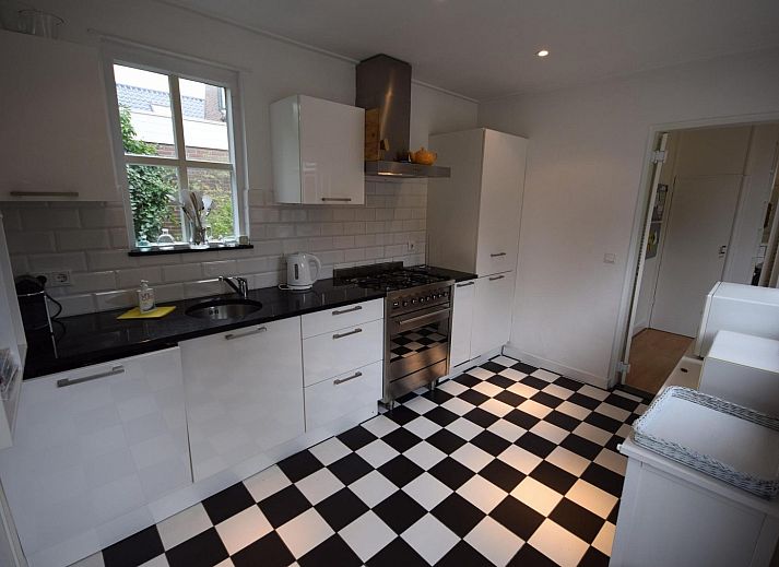 Geraeumiger Garten im Ferienhaus VZ1158 in Oostkapelle, Walcheren, mit Terrasse und gruener Umgebung.