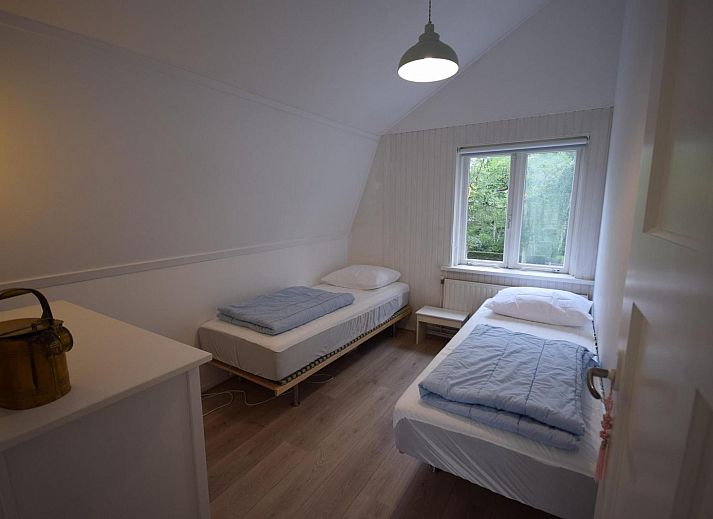 Rueckseite des Ferienhauses VZ1158 in Oostkapelle, Walcheren, mit Zugang zu Garten und Terrasse.