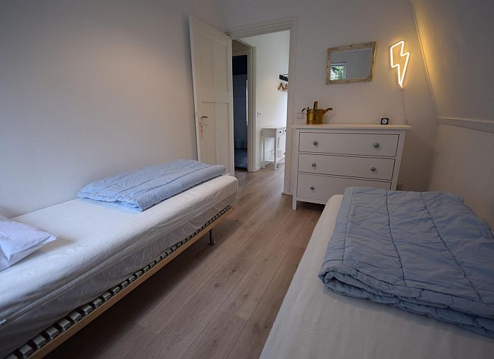 Rueckseite des Ferienhauses VZ1158 in Oostkapelle, Walcheren, mit Zugang zu Garten und Terrasse.