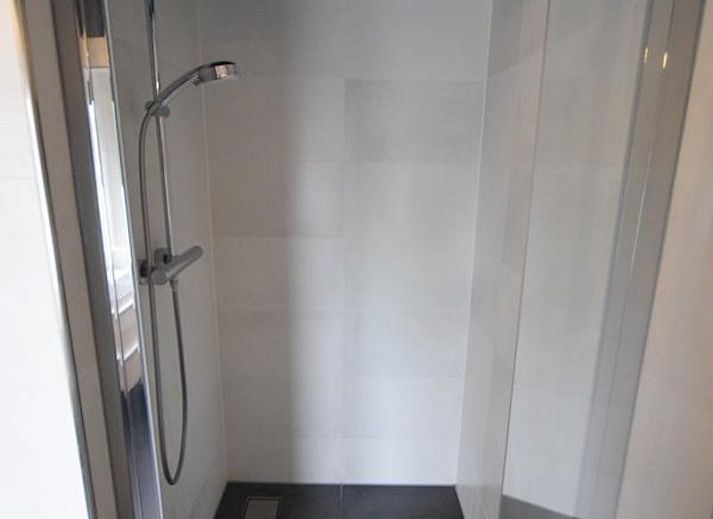 Rueckseite des Ferienhauses VZ1158 in Oostkapelle, Walcheren, mit Zugang zu Garten und Terrasse.