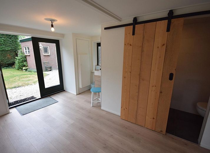 Gemuetliches Wohnzimmer des Ferienhauses VZ1158 in Oostkapelle, Walcheren, mit bequemen Sofas.