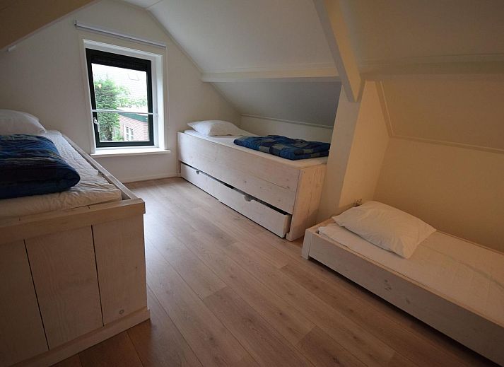 Gemuetliches Wohnzimmer des Ferienhauses VZ1158 in Oostkapelle, Walcheren, mit bequemen Sofas.