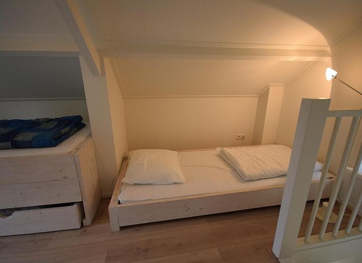 Gemuetliches Wohnzimmer des Ferienhauses VZ1158 in Oostkapelle, Walcheren, mit bequemen Sofas.