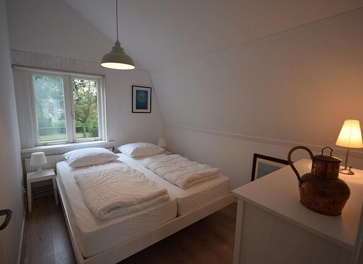 Gemuetliches Wohnzimmer des Ferienhauses VZ1158 in Oostkapelle, Walcheren, mit bequemen Sofas.