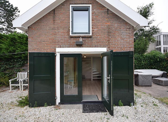Helle Sitzecke im Ferienhaus VZ1158 in Oostkapelle, Walcheren, mit Blick auf den Garten.