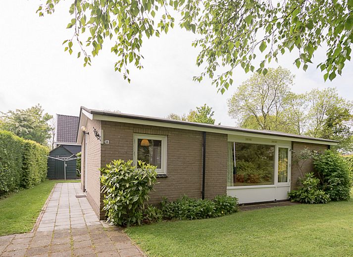VZ1182 Holiday bungalow in Oostkapelle with spacious garden in Walcheren, Zeeland.