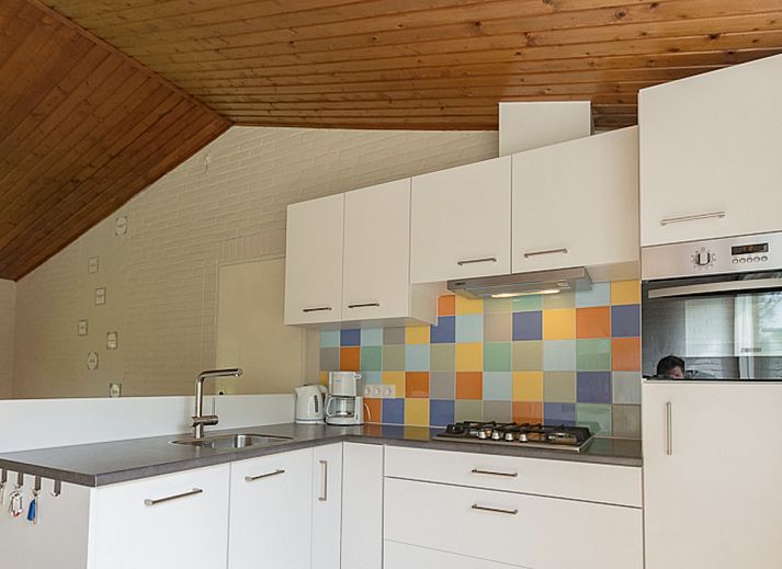 Front of VZ1182 Holiday bungalow in Oostkapelle, Walcheren, surrounded by greenery.