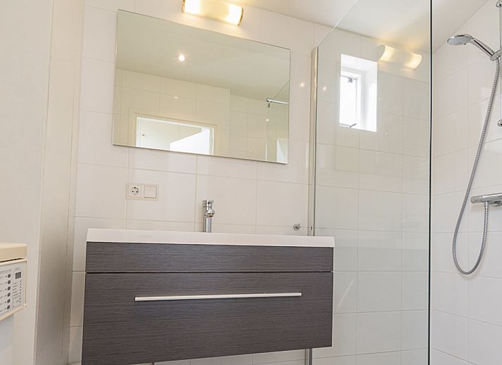 Front of VZ1182 Holiday bungalow in Oostkapelle, Walcheren, surrounded by greenery.