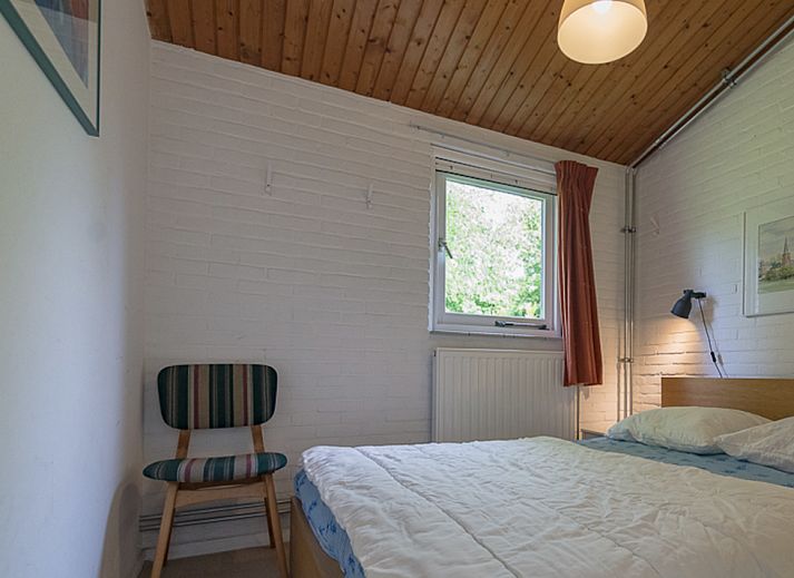 Front of VZ1182 Holiday bungalow in Oostkapelle, Walcheren, surrounded by greenery.