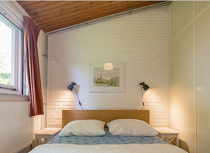 Front of VZ1182 Holiday bungalow in Oostkapelle, Walcheren, surrounded by greenery.