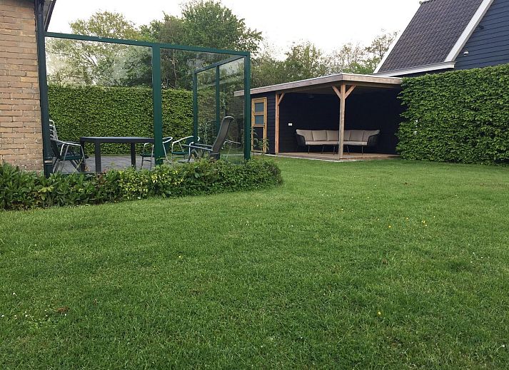 Side view of VZ1182 Holiday bungalow in Oostkapelle, Walcheren, with paved path.