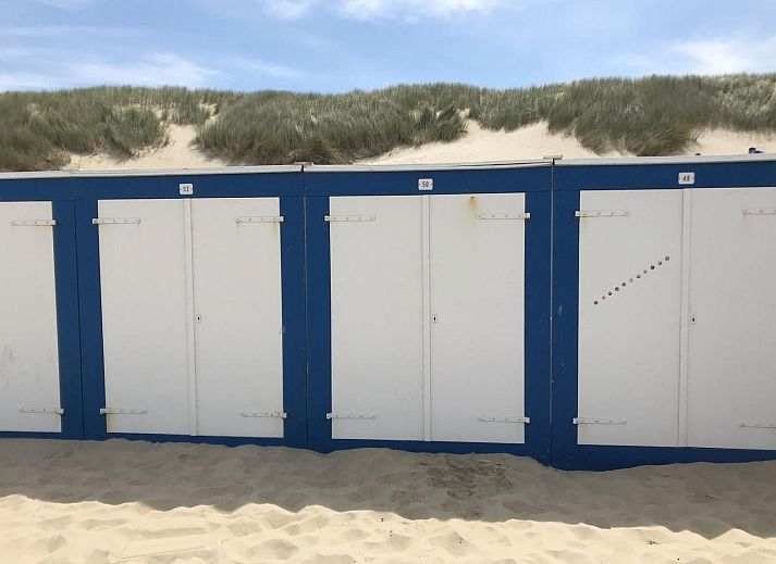 Side view of VZ1182 Holiday bungalow in Oostkapelle, Walcheren, with paved path.