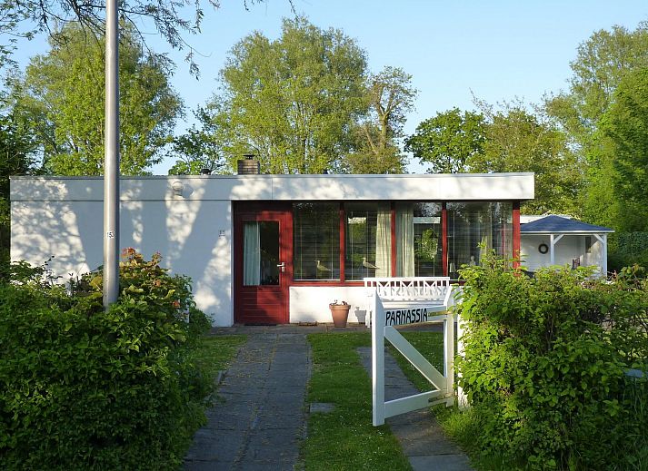 VZ1184 Vakantiebungalow in Oostkapelle, Walcheren, biedt een gezellige entree omgeven door groen.