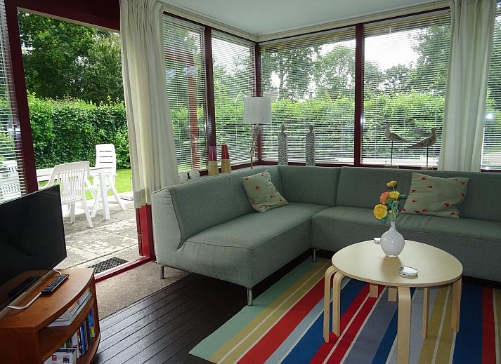 VZ1184 Vakantiebungalow in Oostkapelle, Walcheren, biedt een gezellige entree omgeven door groen.