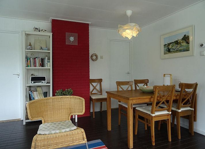 VZ1184 Vakantiebungalow in Oostkapelle, Walcheren, biedt een gezellige entree omgeven door groen.