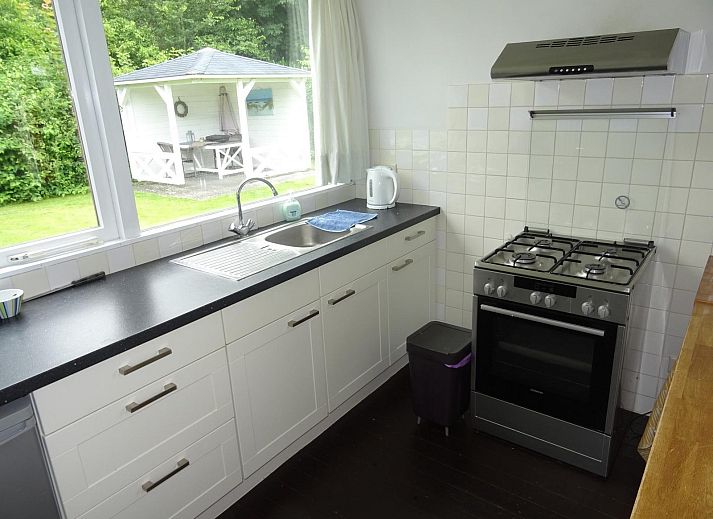 Ruim terras bij VZ1184 Vakantiebungalow in Oostkapelle, ideaal voor buiten dineren in Walcheren, Zeeland.