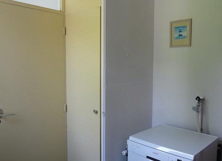 Ruim terras bij VZ1184 Vakantiebungalow in Oostkapelle, ideaal voor buiten dineren in Walcheren, Zeeland.