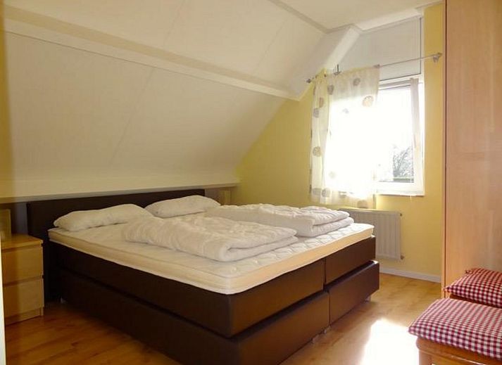 Gemuetliches Wohnzimmer im Ferienhaus VZ2416, Oostkapelle, Walcheren, mit bequemen Sitzgelegenheiten und Dekoration.