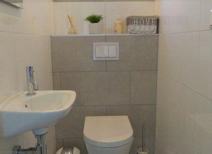 Gemuetliches Wohnzimmer im Ferienhaus VZ2416, Oostkapelle, Walcheren, mit bequemen Sitzgelegenheiten und Dekoration.