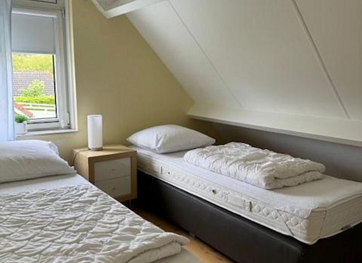 Stilvolle TV-Ecke im Ferienhaus VZ2416, Oostkapelle, Walcheren, mit modernem Flachbildschirm und dekorativer Pflanze.