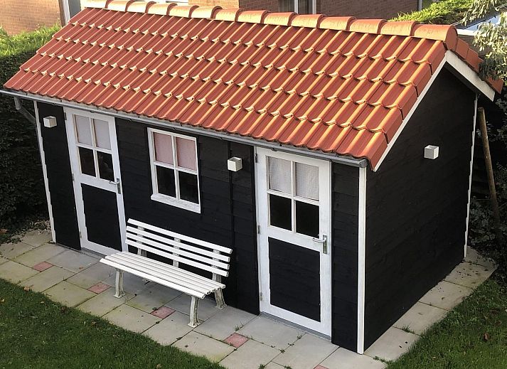 Stilvolle TV-Ecke im Ferienhaus VZ2416, Oostkapelle, Walcheren, mit modernem Flachbildschirm und dekorativer Pflanze.