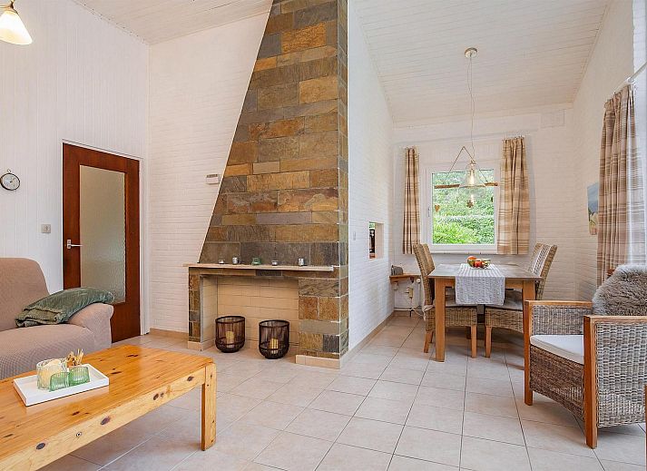 Vorderansicht von VZ2420 Ferienbungalow Oostkapelle umgeben von Gruen in Walcheren