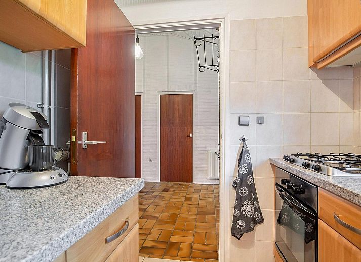 Vorderansicht von VZ2420 Ferienbungalow Oostkapelle umgeben von Gruen in Walcheren