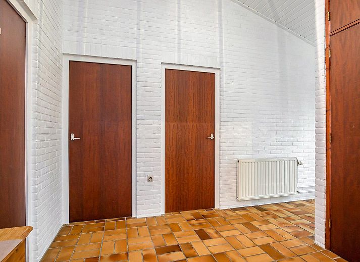 Gemuetliches Wohnzimmer von VZ2420 Ferienbungalow Oostkapelle mit viel Licht