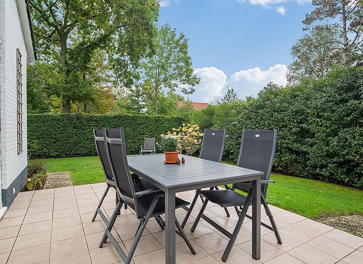 VZ2420 Ferienbungalow Oostkapelle Wohnzimmer mit Blick auf die Terrasse