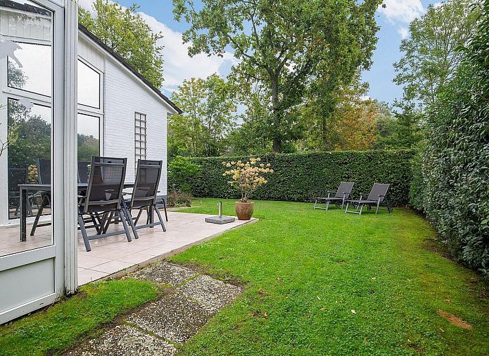 VZ2420 Ferienbungalow Oostkapelle Wohnzimmer mit Blick auf die Terrasse