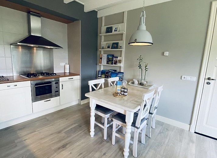 VZ833 Ferienhaus Oostkapelle, Eingang zum Ferienhaus in Oostkapelle, Walcheren, umgeben von Natur.