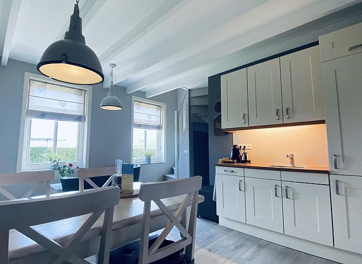 VZ833 Ferienhaus Oostkapelle, gemuetlicher Garten mit Liegestuehlen im Ferienhaus Walcheren, Zeeland.