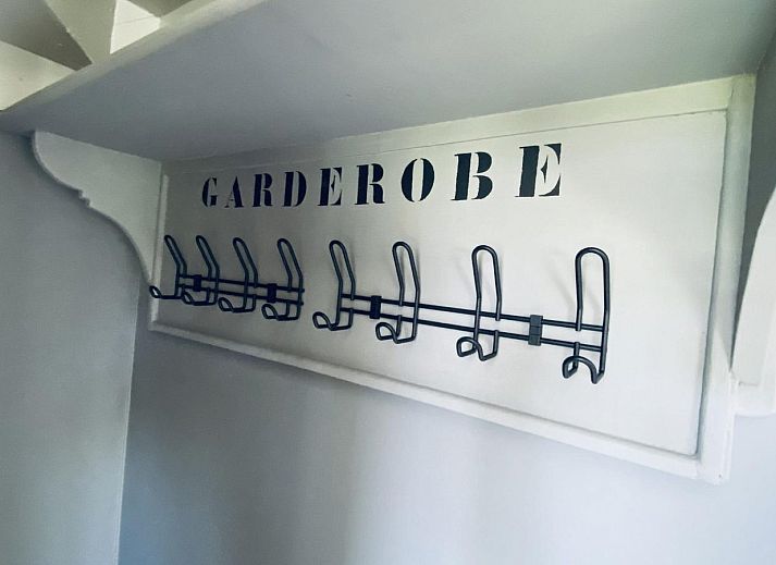 VZ833 Ferienhaus Oostkapelle, gemuetlicher Garten mit Liegestuehlen im Ferienhaus Walcheren, Zeeland.