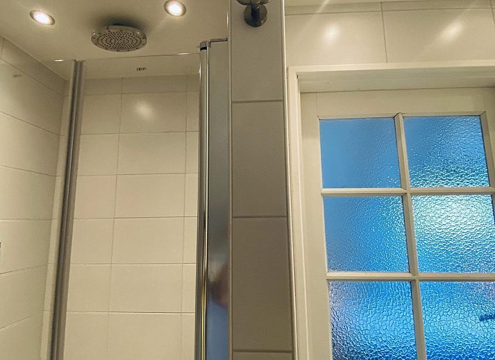 VZ833 Ferienhaus Oostkapelle, gemuetlicher Garten mit Liegestuehlen im Ferienhaus Walcheren, Zeeland.