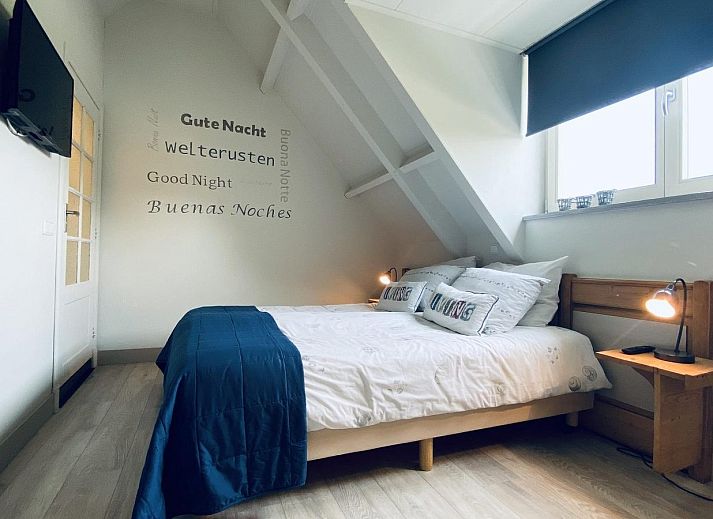 VZ833 Ferienhaus Oostkapelle, Sonnenterrasse mit Sonnenschirm im Ferienhaus Walcheren, Zeeland.