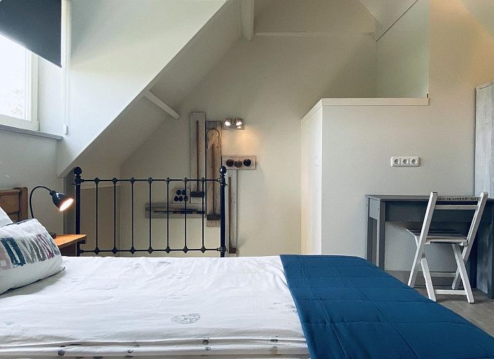 VZ833 Ferienhaus Oostkapelle, Sonnenterrasse mit Sonnenschirm im Ferienhaus Walcheren, Zeeland.