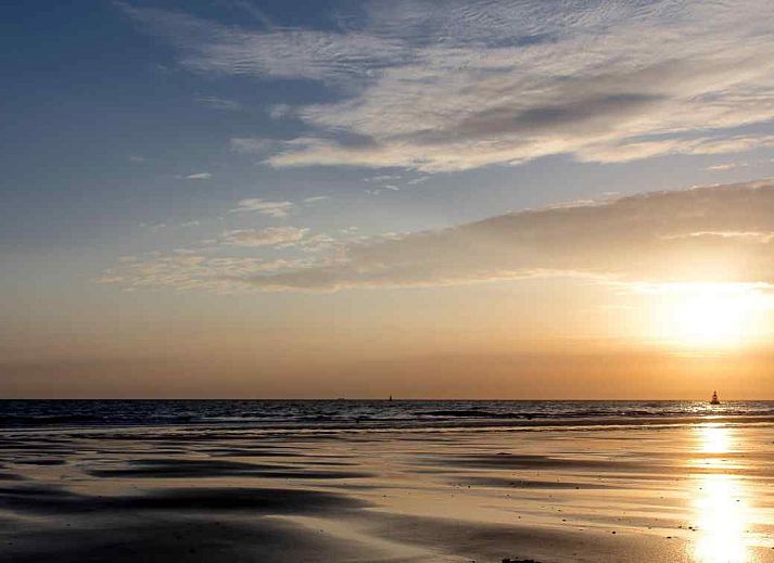 Ferienhaus ZE320 in Oostkapelle, Walcheren, umgeben von gruener Natur und Ruhe.