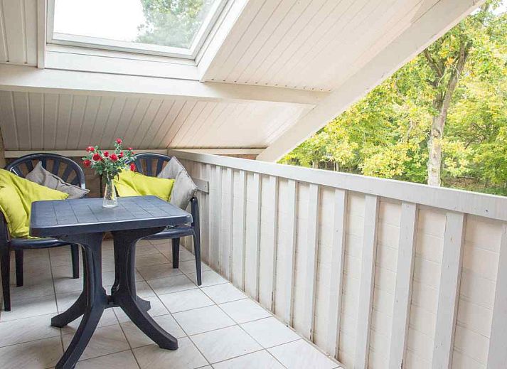 Sonnige Veranda des Ferienhauses ZE320 in Oostkapelle, Walcheren, ideal zum Entspannen.