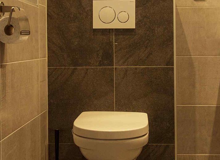 Sonnige Veranda des Ferienhauses ZE320 in Oostkapelle, Walcheren, ideal zum Entspannen.