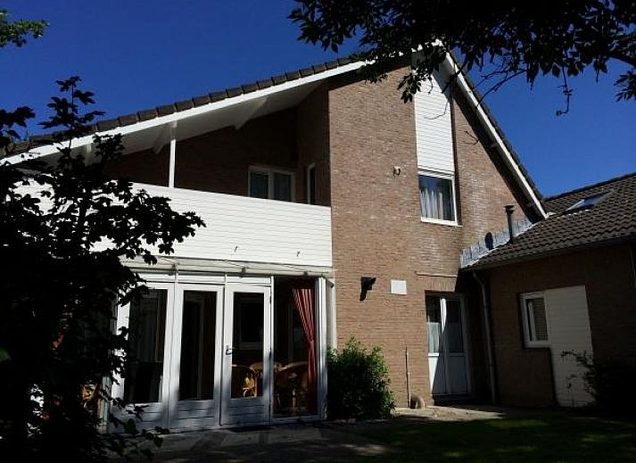 Modernes Badezimmer im Ferienhaus ZE320 in Oostkapelle, Walcheren, mit luxurioeser Regendusche.