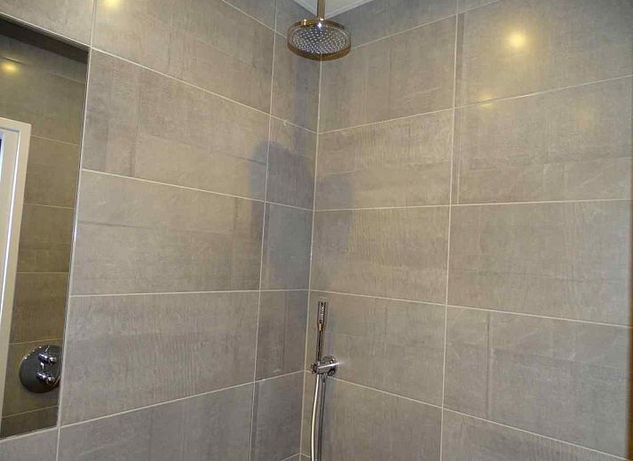 Modernes Badezimmer im Ferienhaus ZE320 in Oostkapelle, Walcheren, mit luxurioeser Regendusche.