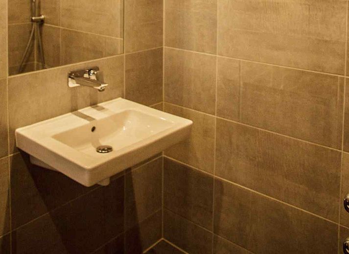 Modernes Badezimmer im Ferienhaus ZE320 in Oostkapelle, Walcheren, mit luxurioeser Regendusche.