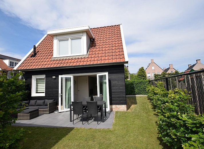 Vorderansicht von VZ1078 Ferienhaus in Oostkapelle, Walcheren, Zeeland mit sonniger Terrasse.